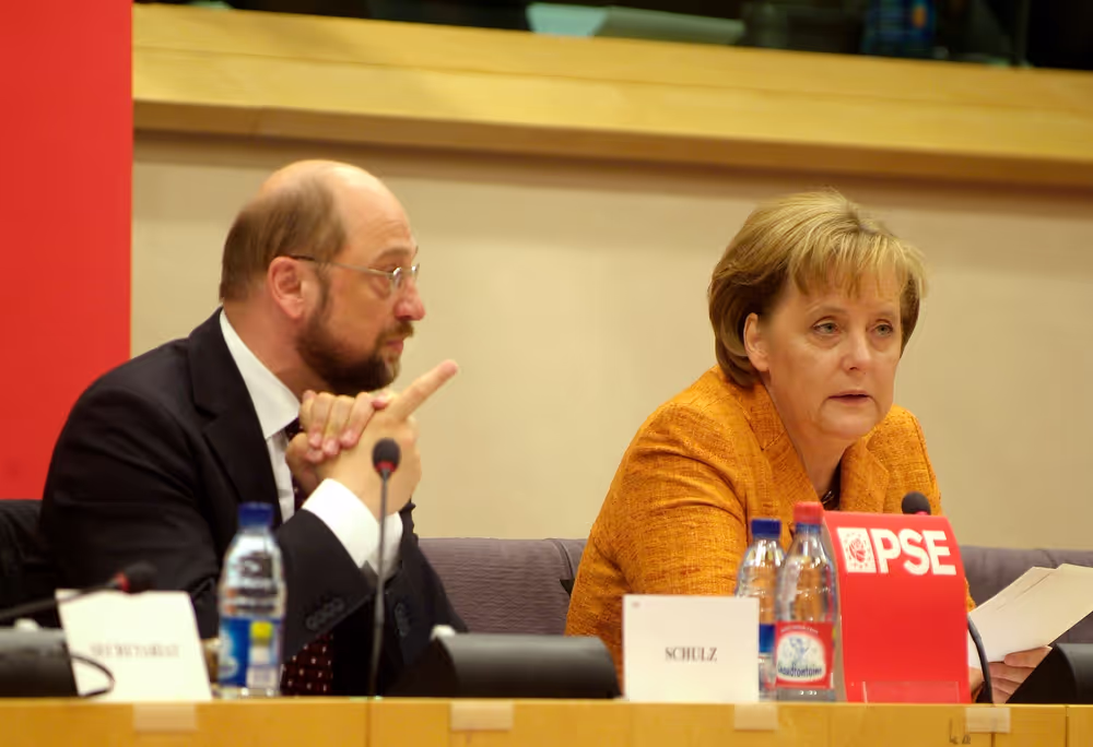 The Federal German Chancellor reports on Germany's EU Presidency and on the EU summit with the PSE group .