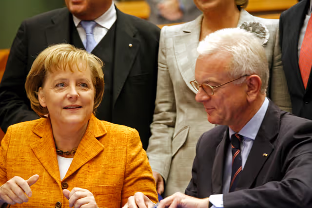 Φωτογραφία 21: Signature of the Mobile Phone Roaming Regulation with the EP President and the German Federal Chancellor.