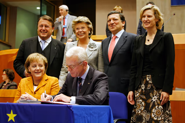 Φωτογραφία 20: Signature of the Mobile Phone Roaming Regulation with the EP President and the German Federal Chancellor.