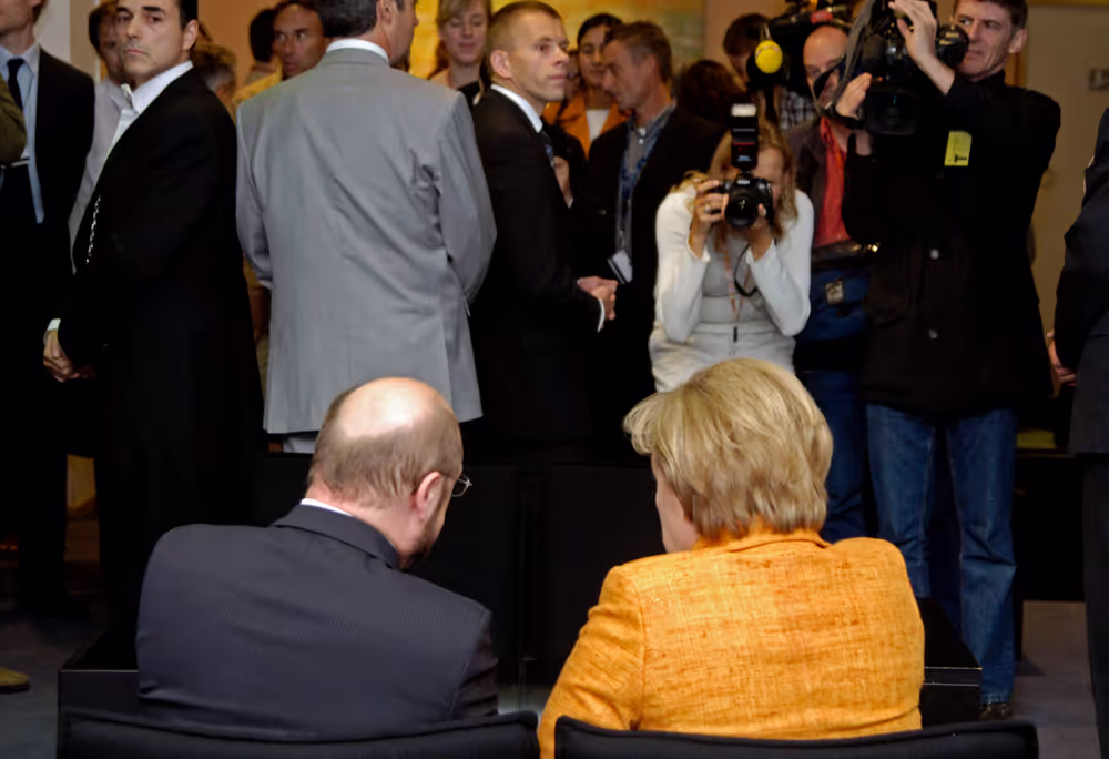The Federal Chancellor of Germany reports on Germany's EU Presidency and on the EU summit with the PSE group .