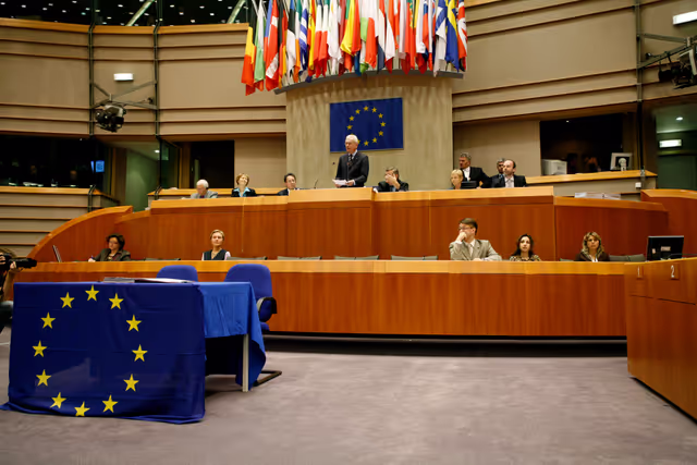 Φωτογραφία 24: Signature of the Mobile Phone Roaming Regulation with the EP President and the German Federal Chancellor.