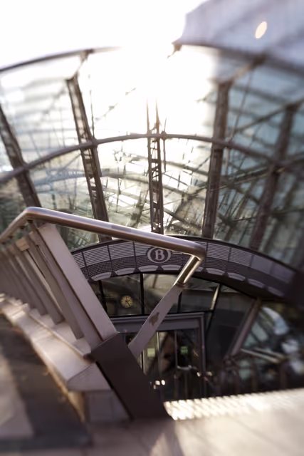 Valokuva 2: Entrance to the Brussels Luxembourg railway station near the EP in Brussels.