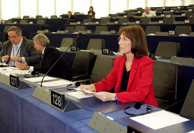 Photo 11: Martine ROURE  in plenary session in Strasbourg.