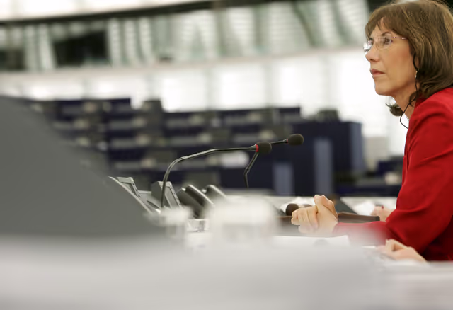 Photo 3: EP Vice President Martine ROURE presides over a plenary session in Strasbourg.
