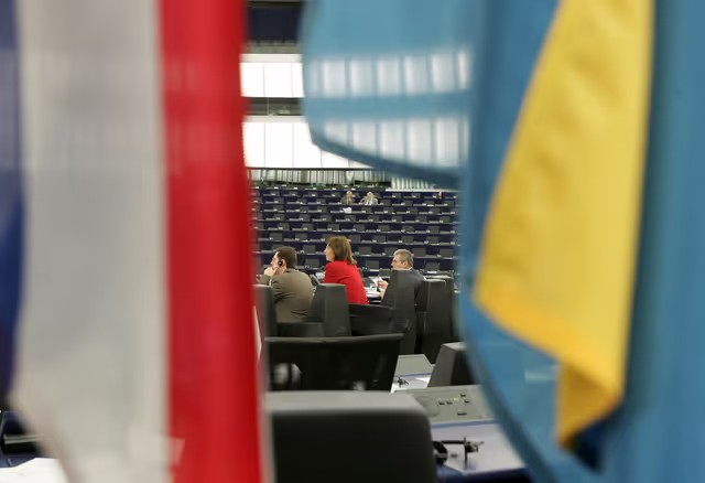 Photo 1: EP Vice President Martine ROURE presides over a plenary session in Strasbourg.