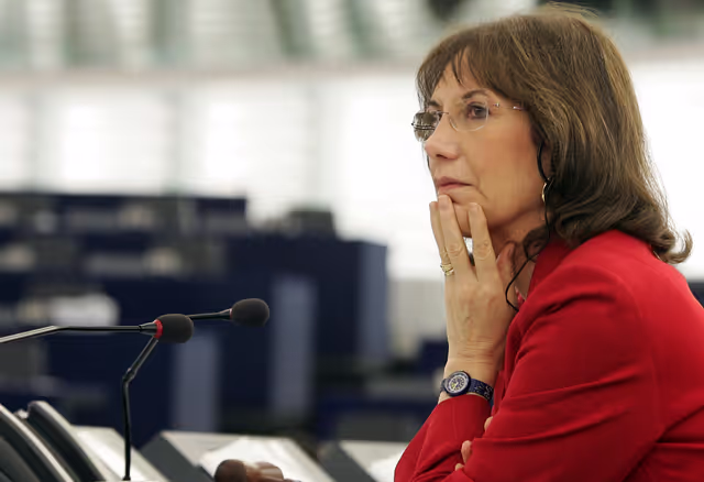 Photo 4: EP Vice President Martine ROURE presides over a plenary session in Strasbourg.