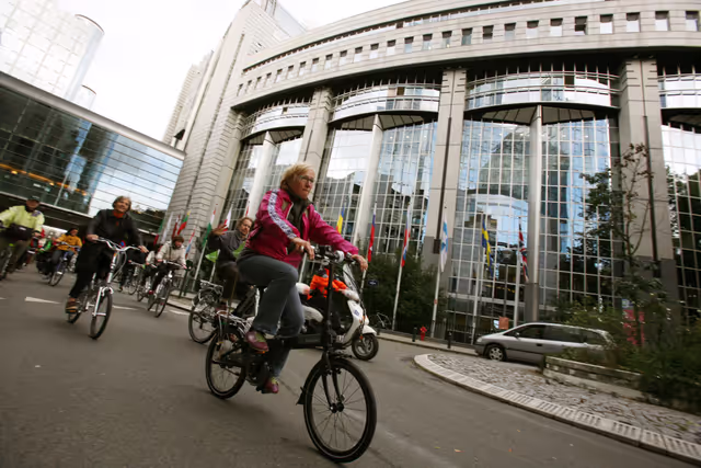 Valokuva 1: Bicycles passing in front of the of the EP in Brussels.