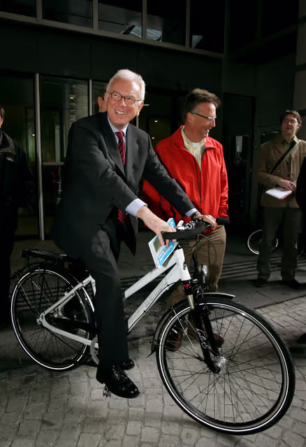 Fotagrafa 1: EP President receives a Velo-city bike on the occasion of the European mobility week.
