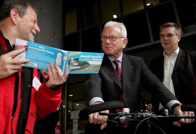 Fotagrafa 4: EP President receives a Velo-city bike on the occasion of the European mobility week.
