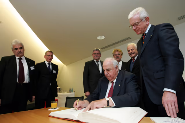 Fotografie 8: Former German Chancellor Helmut Kohl receives the 'Ettore Majorana Prize - Erice - Science for Peace'