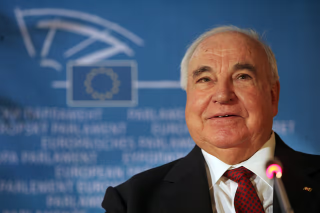 Fotografie 11: Former German Chancellor Helmut Kohl receives the 'Ettore Majorana Prize - Erice - Science for Peace'