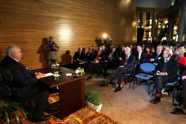 Fotografie 12: Former German Chancellor Helmut Kohl receives the 'Ettore Majorana Prize - Erice - Science for Peace'