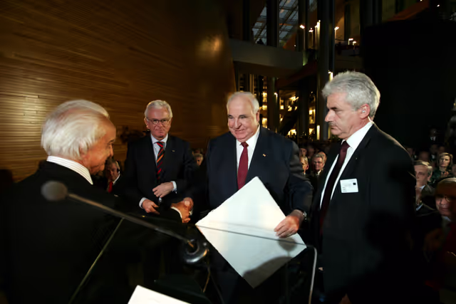Fotografie 13: Former German Chancellor Helmut Kohl receives the 'Ettore Majorana Prize - Erice - Science for Peace'