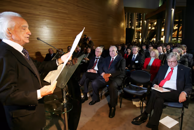 Fotografie 14: Former German Chancellor Helmut Kohl receives the 'Ettore Majorana Prize - Erice - Science for Peace'