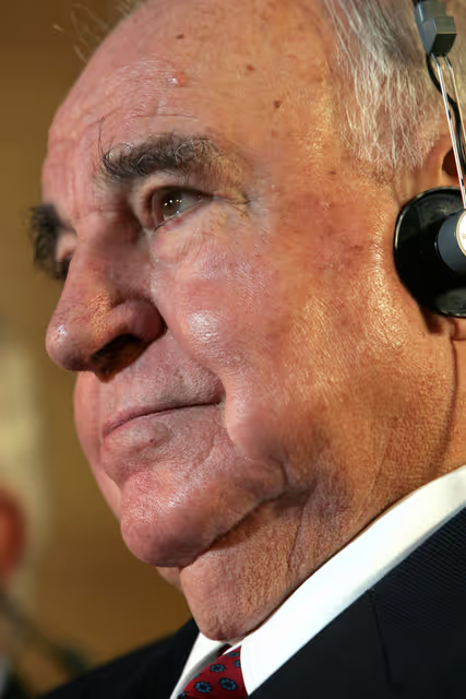 Fotografie 16: Former German Chancellor Helmut Kohl receives the 'Ettore Majorana Prize - Erice - Science for Peace'