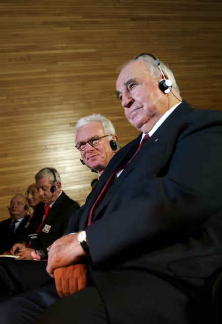 Fotografie 18: Former German Chancellor Helmut Kohl receives the 'Ettore Majorana Prize - Erice - Science for Peace'