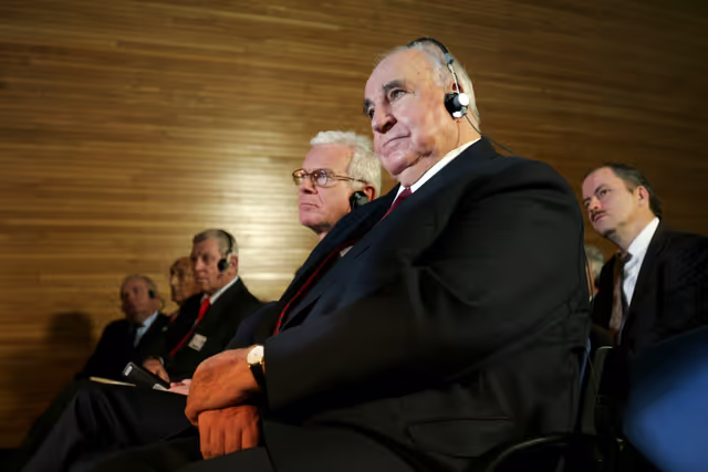 Fotografie 17: Former German Chancellor Helmut Kohl receives the 'Ettore Majorana Prize - Erice - Science for Peace'