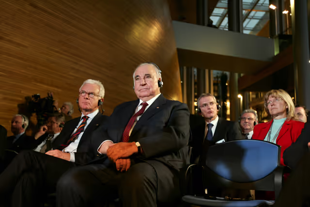 Fotografie 20: Former German Chancellor Helmut Kohl receives the 'Ettore Majorana Prize - Erice - Science for Peace'