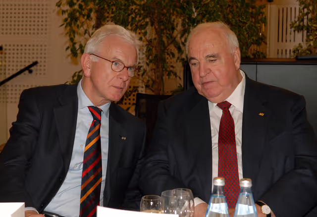 Fotografie 1: Former German Chancellor Helmut Kohl receives the 'Ettore Majorana Prize - Erice - Science for Peace'