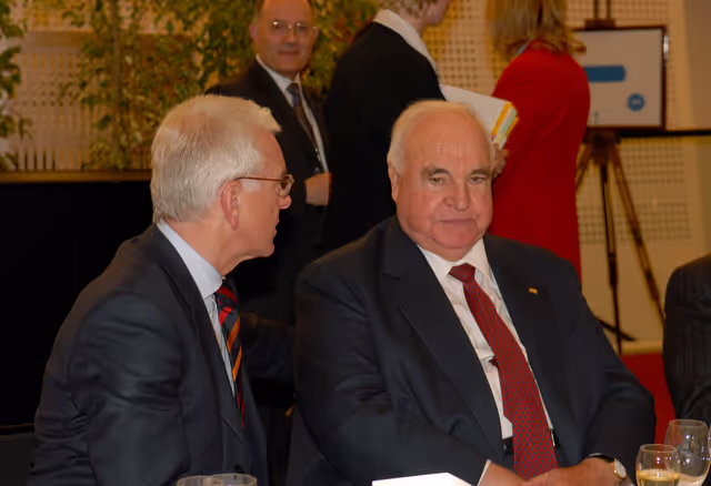Fotografie 4: Former German Chancellor Helmut Kohl receives the 'Ettore Majorana Prize - Erice - Science for Peace'