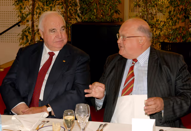 Fotografie 3: Former German Chancellor Helmut Kohl receives the 'Ettore Majorana Prize - Erice - Science for Peace'