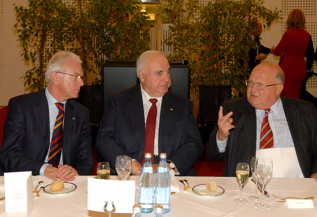 Fotografie 2: Former German Chancellor Helmut Kohl receives the 'Ettore Majorana Prize - Erice - Science for Peace'