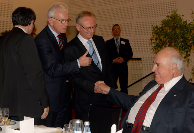Fotografie 6: Former German Chancellor Helmut Kohl receives the 'Ettore Majorana Prize - Erice - Science for Peace'