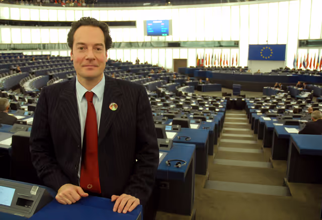 Foto 2: MEP Costas BOTOPOULOS attends a plenary session in Strasbourg