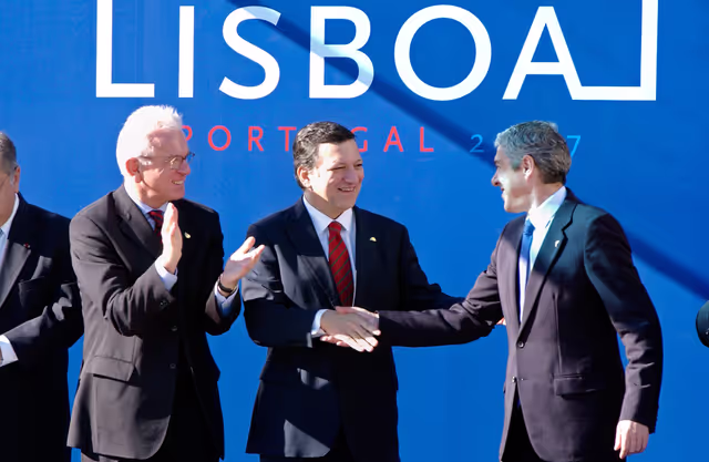 Fotagrafa 9: Signature of the Lisbon Treaty with, from left to right: Hans-Gert Pöttering, President of the EP, José Manuel Barroso, President of the EC and José Sócrates Carvalho Pinto de Sousa, Portuguese Prime Minister