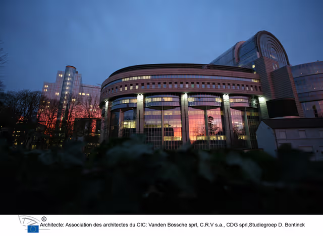 Valokuva 48: Nighttime view of the EP in Brussels.