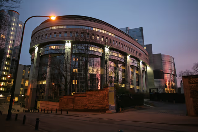Valokuva 50: Nighttime view of the EP in Brussels.