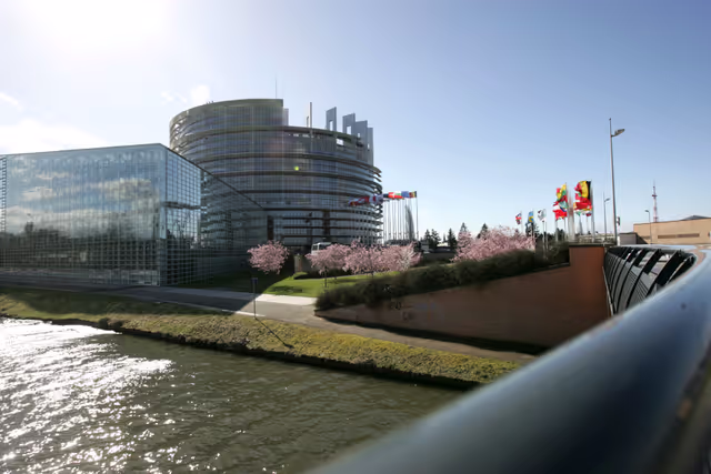 Снимка 4: Outside view on the European Parliament building Louise Weiss in Strasbourg - LOW