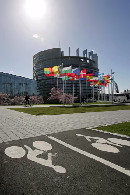 Снимка 3: Outside view on the European Parliament building Louise Weiss in Strasbourg - LOW
