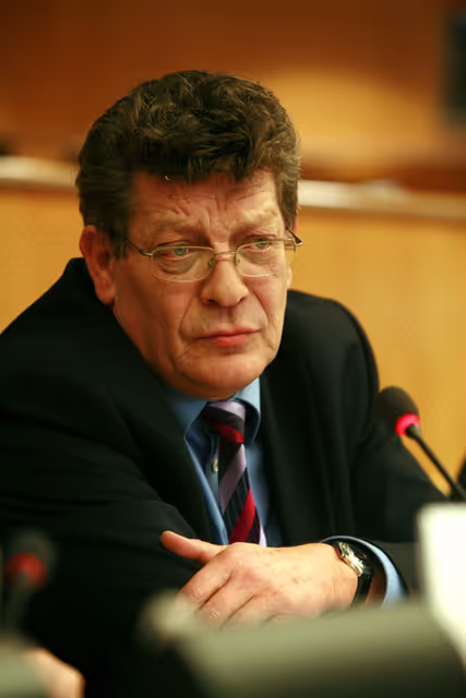 Снимка 1: MEP G?©rard DEPREZ attends a meeting in Brussels