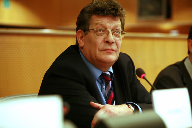 Снимка 2: MEP G?©rard DEPREZ attends a meeting in Brussels