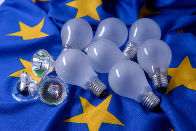 Zdjęcie 4: Lights on a European flag to illustrate energy savings