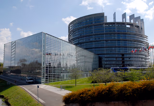 Снимка 2: Outside view on the European Parliament building Louise Weiss in Strasbourg - LOW