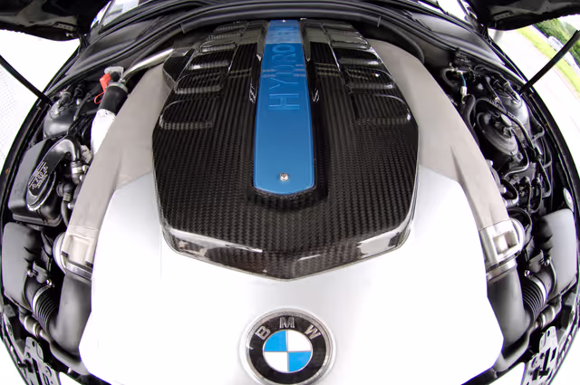 Fotografia 5: The BMW Hydrogen 7 car built to promote the use of renewable energy.