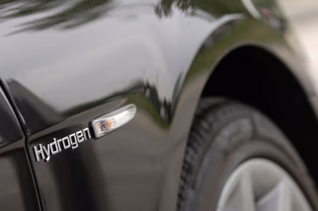 Fotografia 8: The BMW Hydrogen 7 car built to promote the use of renewable energy.