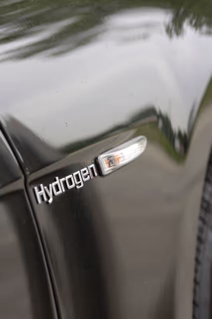 Fotografia 13: The BMW Hydrogen 7 car built to promote the use of renewable energy.
