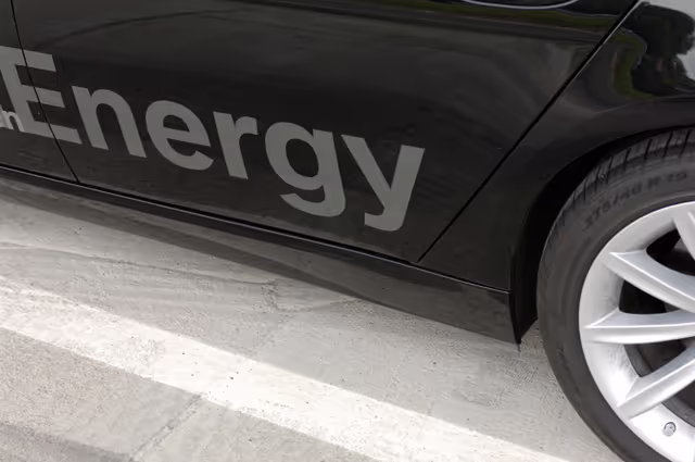 Fotografia 6: The BMW Hydrogen 7 car built to promote the use of renewable energy.