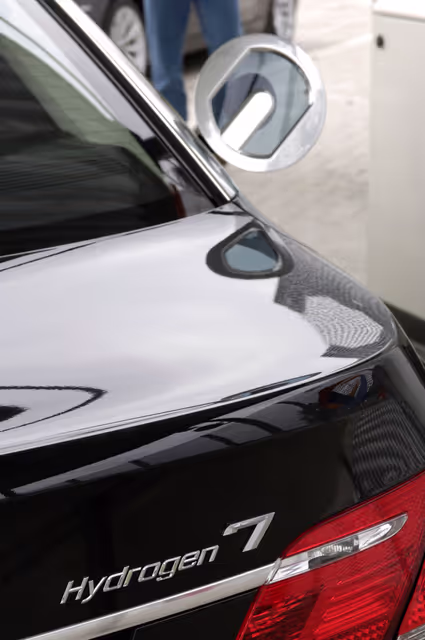 Fotografia 11: The BMW Hydrogen 7 car built to promote the use of renewable energy.