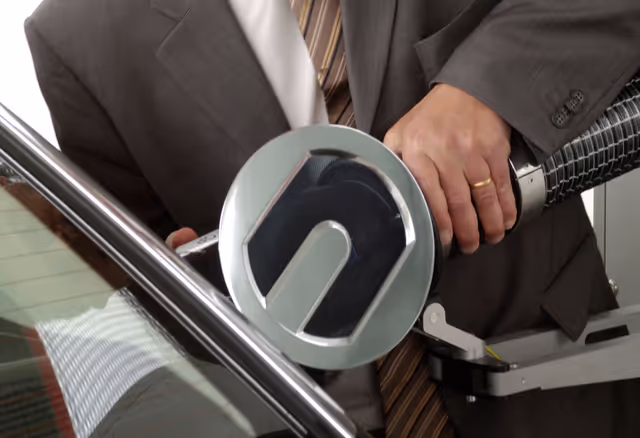 Fotografia 10: The BMW Hydrogen 7 car built to promote the use of renewable energy.