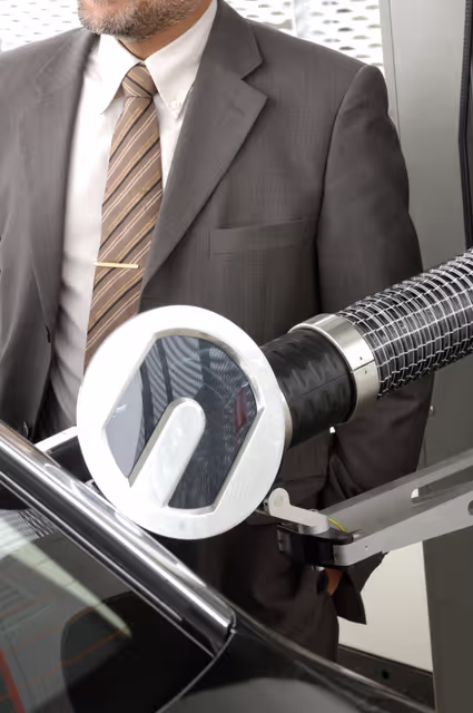 Fotografia 2: The BMW Hydrogen 7 car built to promote the use of renewable energy.