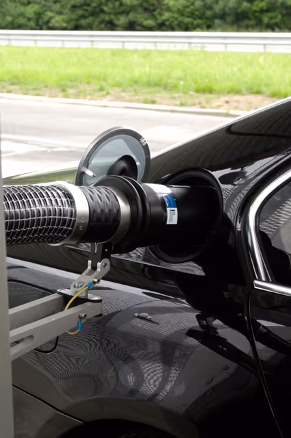 Fotografia 9: The BMW Hydrogen 7 car built to promote the use of renewable energy.