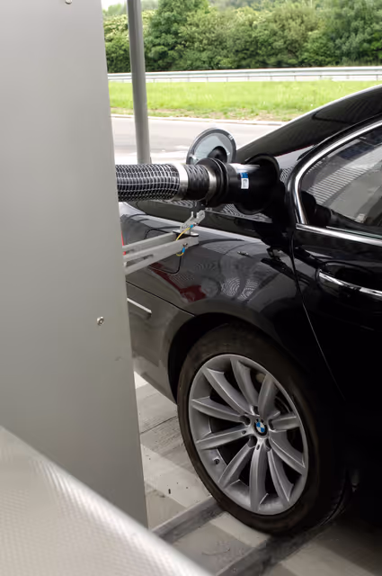 Fotografia 1: The BMW Hydrogen 7 car built to promote the use of renewable energy.