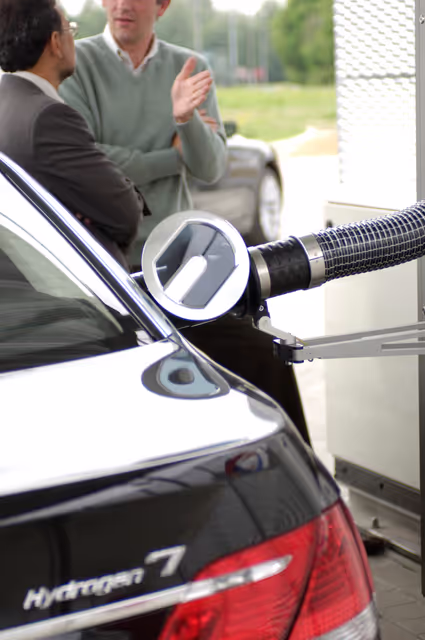 Fotografia 7: The BMW Hydrogen 7 car built to promote the use of renewable energy.