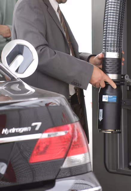 Fotografia 16: The BMW Hydrogen 7 car built to promote the use of renewable energy.