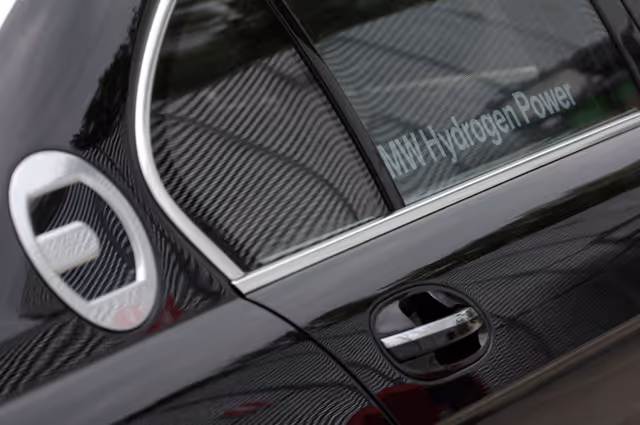 Fotografia 3: The BMW Hydrogen 7 car built to promote the use of renewable energy.