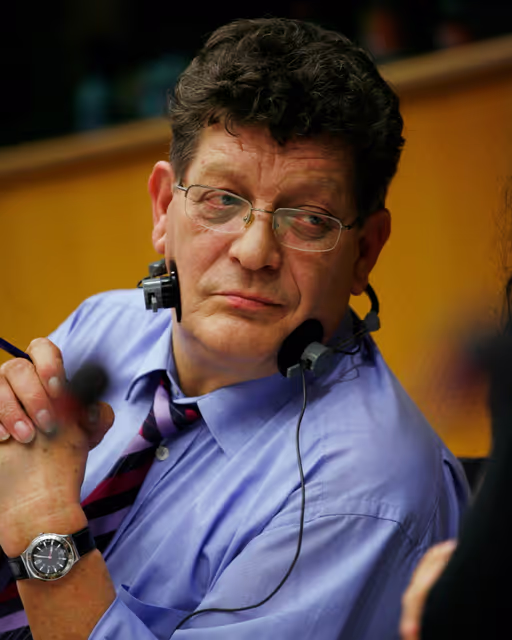 Foto 39: Gerard DEPREZ in a meeting at the EP in Brussels.